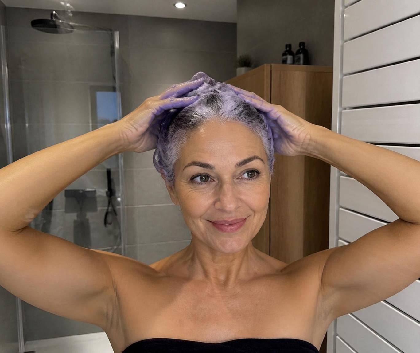 découvrez des astuces efficaces et naturelles pour éclaircir vos cheveux poivre et sel, sublimer votre style tout en protégeant votre chevelure.