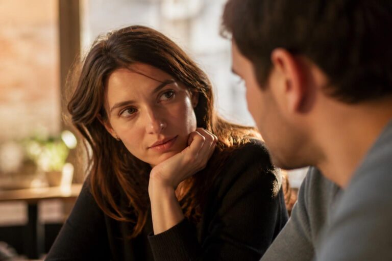 découvrez les signes qui révèlent si votre ex éprouve encore des sentiments amoureux et apprenez à interpréter ses comportements pour mieux comprendre ses intentions.