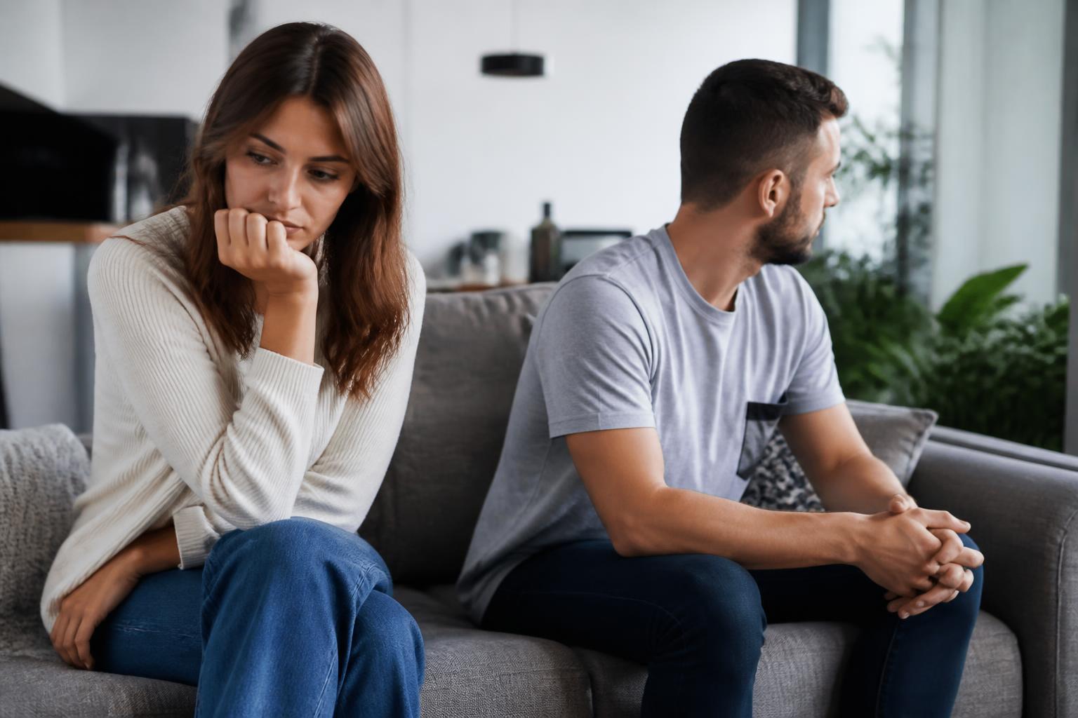 découvrez les raisons pour lesquelles il vous trompe et comment il parvient à inverser les rôles dans votre relation, pour mieux comprendre et agir.