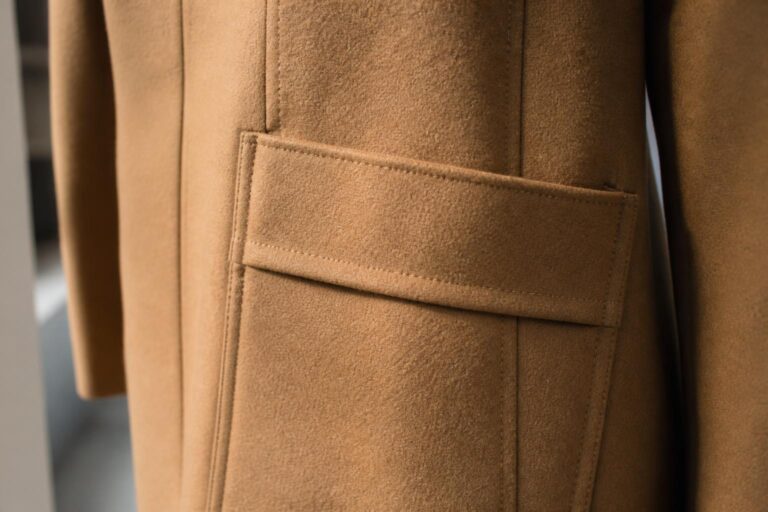 découvrez pourquoi il est important de retirer ou non les coutures des poches d'un manteau neuf avant de le porter.
