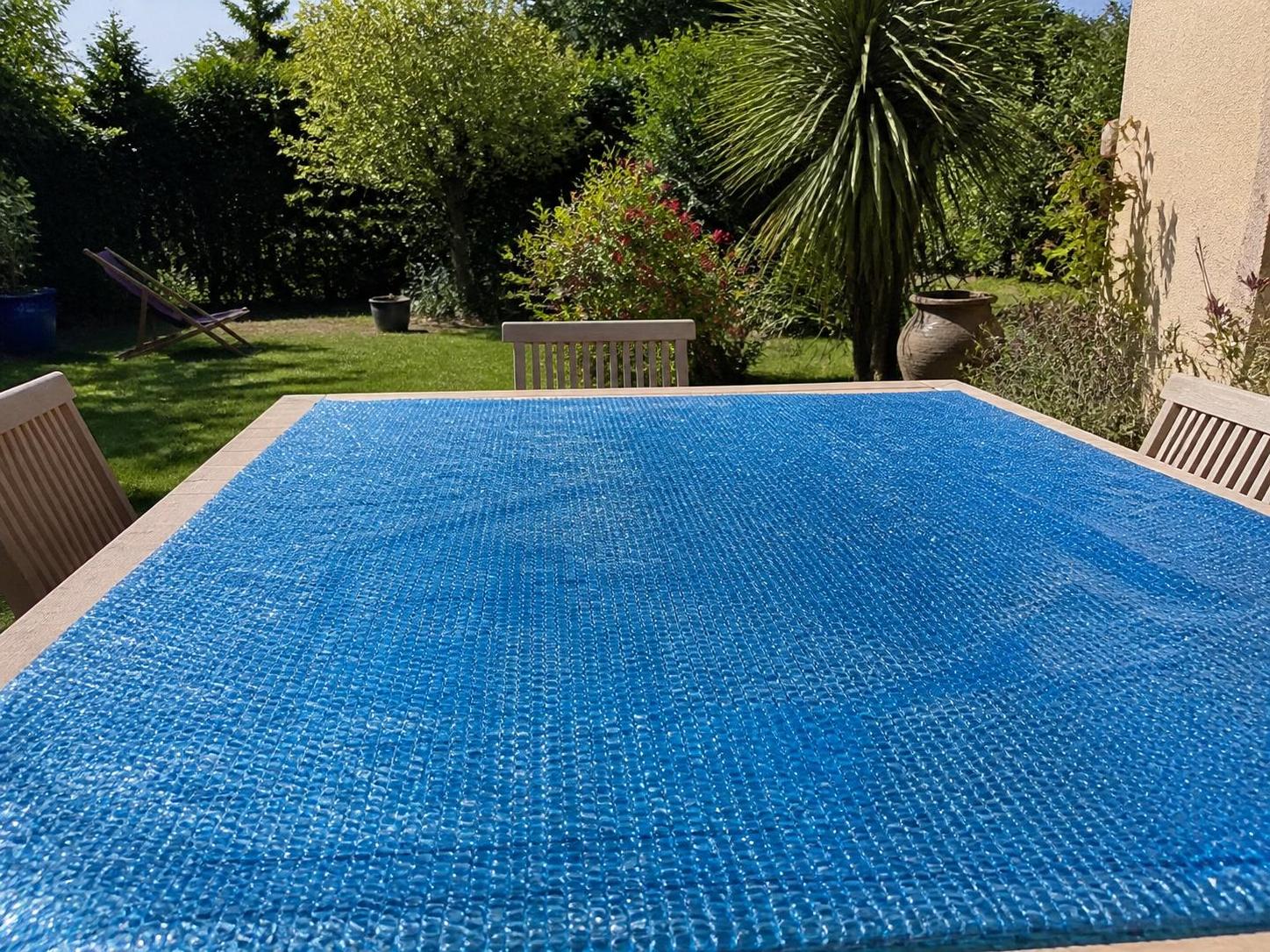 découvrez notre guide pratique pour fabriquer facilement votre propre bâche à bulles pour piscine et protéger votre eau tout en réalisant des économies.