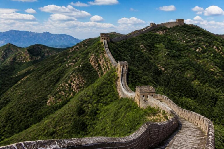 découvrez la véritable longueur de la grande muraille de chine et explorez ses secrets historiques et architecturaux fascinants.