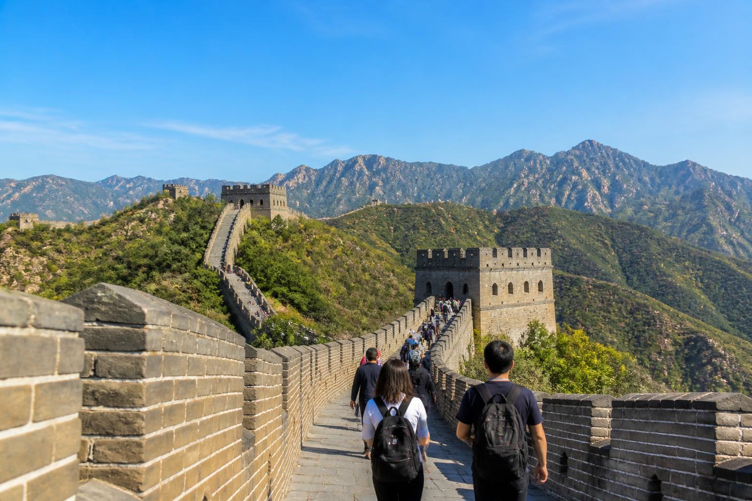découvrez la véritable longueur de la grande muraille de chine et explorez son histoire fascinante, ses dimensions impressionnantes et les mystères qui l'entourent.