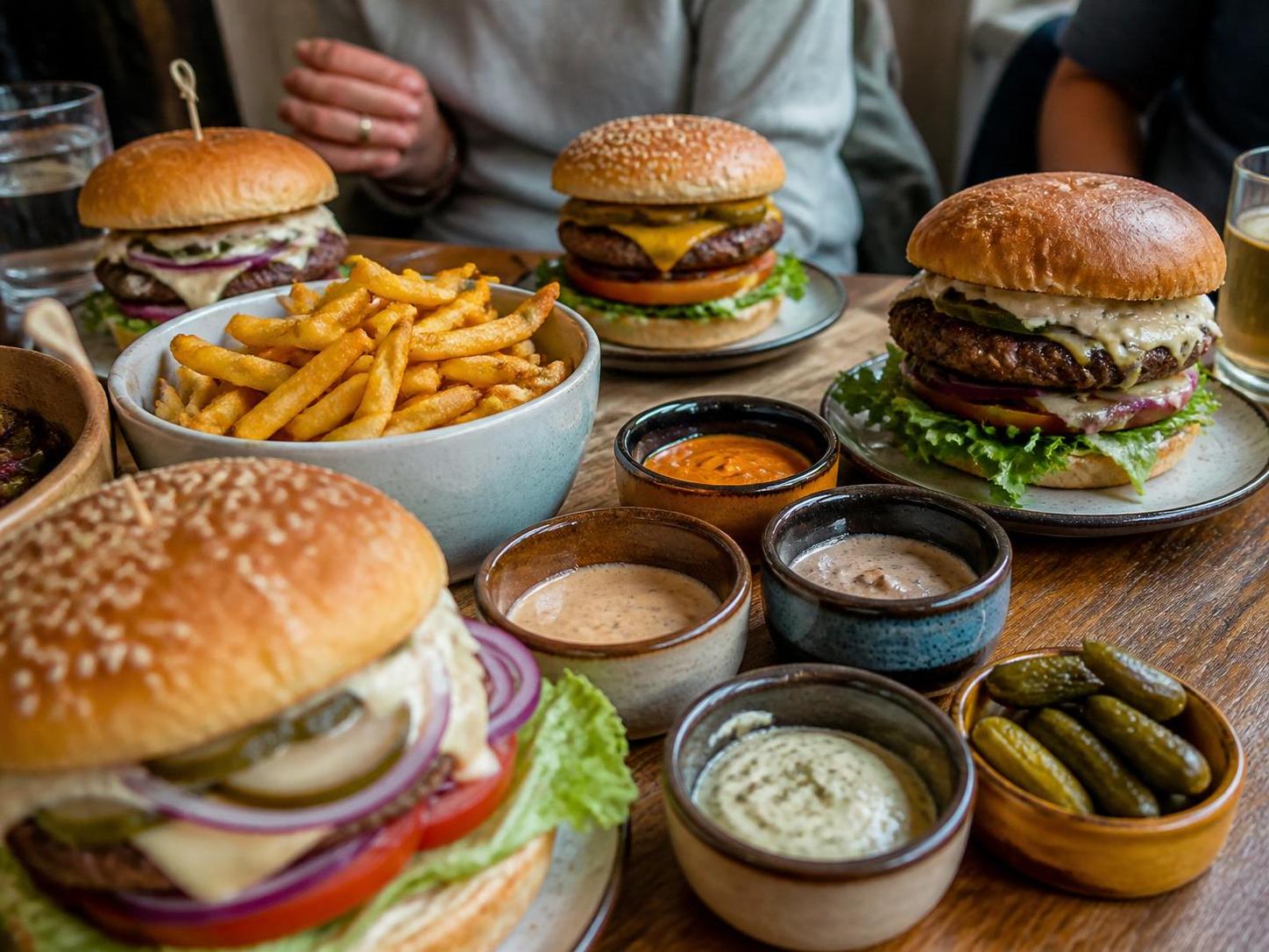 découvrez la recette secrète de notre sauce maison irrésistible, parfaite pour sublimer vos hamburgers faits maison avec un goût unique et savoureux.