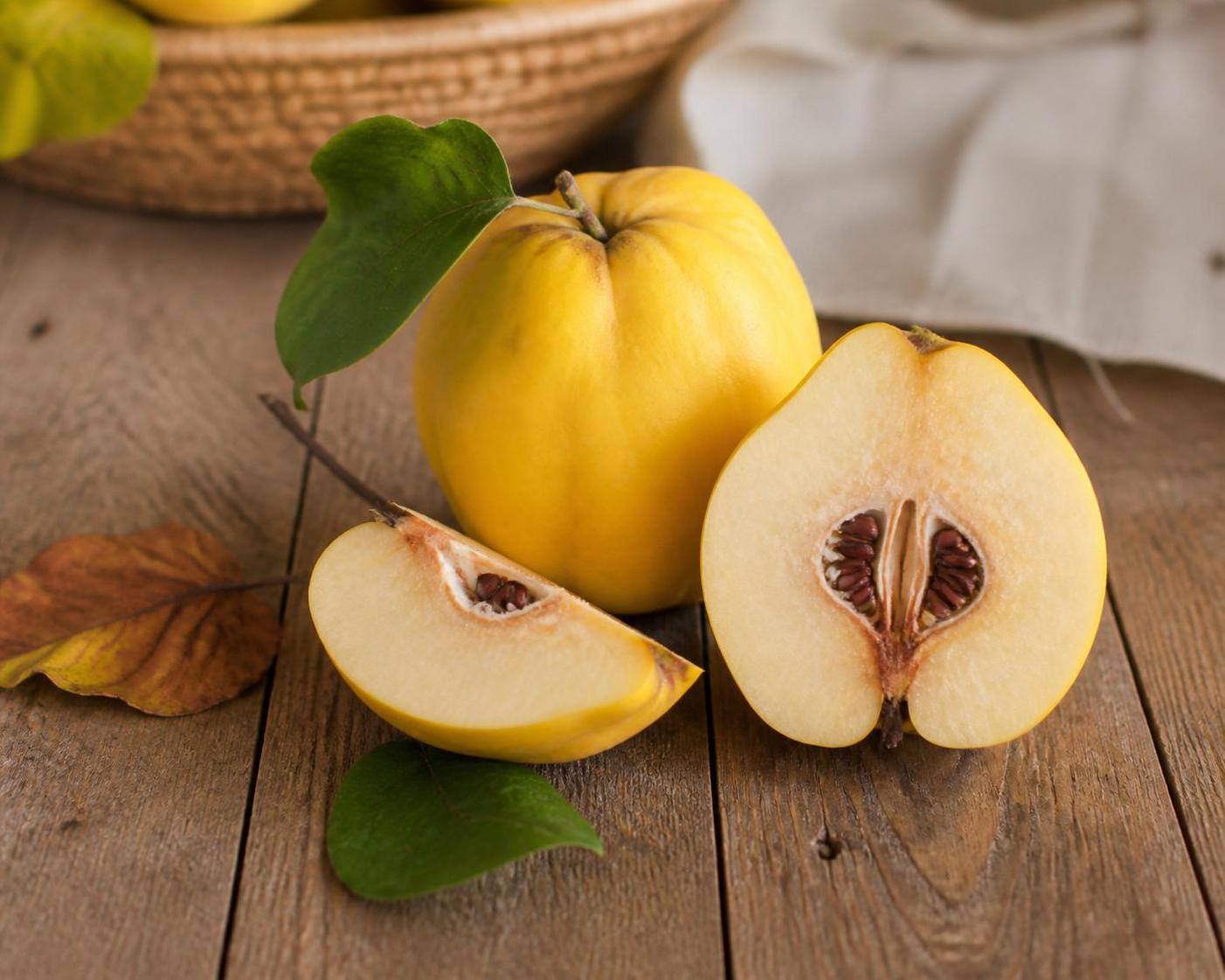 découvrez les coings, des fruits riches en nutriments essentiels et aux vertus médicinales reconnues, pour un bien-être naturel au quotidien.