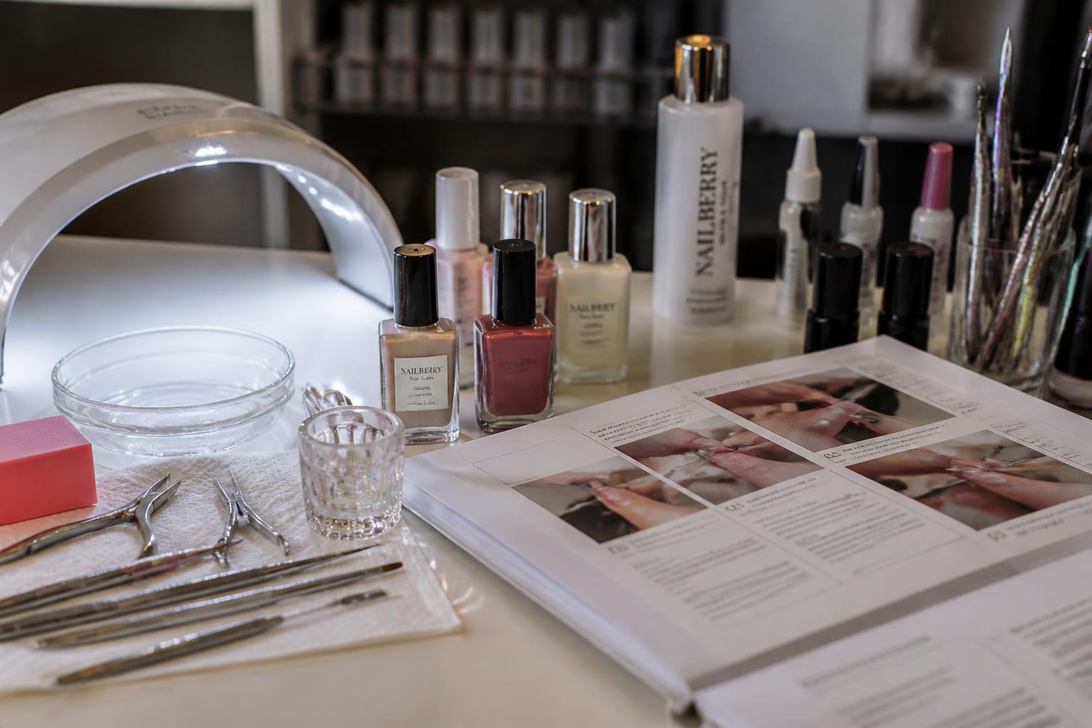 découvrez la bonne orthographe entre manucure et manicure en français, et apprenez à utiliser correctement ce terme beauté dans vos écrits.