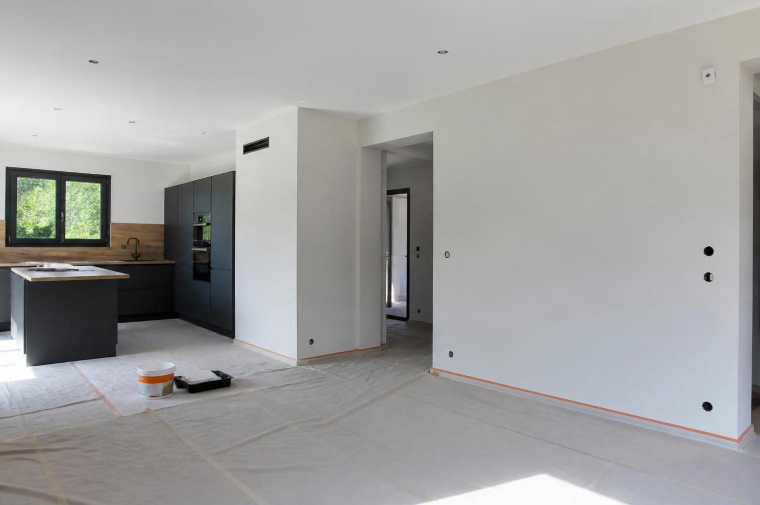 découvrez s'il vaut mieux peindre avant ou après la pose du carrelage pour obtenir un résultat impeccable et durable dans vos travaux de rénovation.