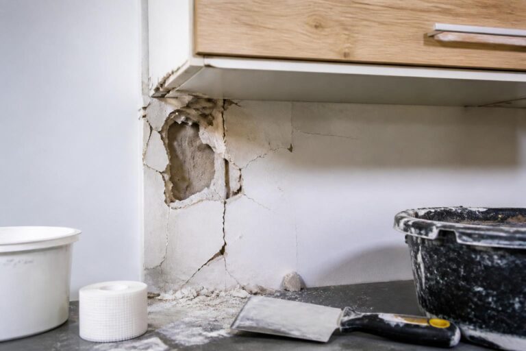 découvrez comment réparer efficacement un placard de cuisine endommagé par un meuble haut avec des astuces simples et des conseils pratiques pour restaurer votre placo.