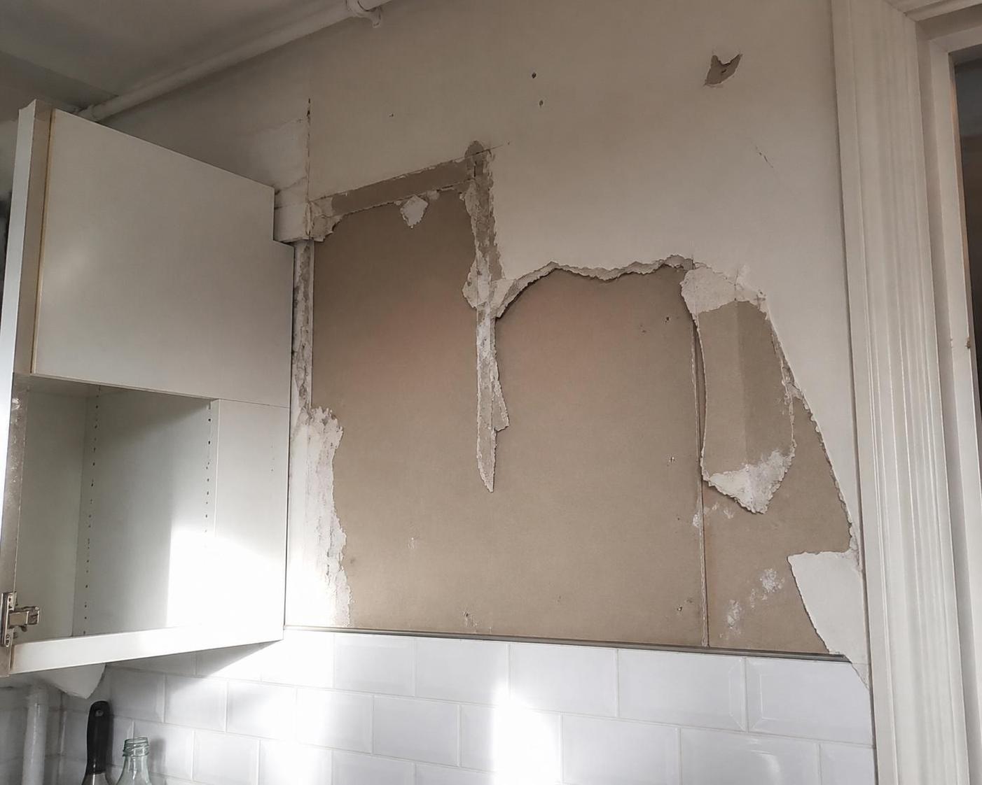 découvrez des méthodes efficaces pour réparer un placard de cuisine endommagé par un meuble haut et restaurer votre placo rapidement et durablement.