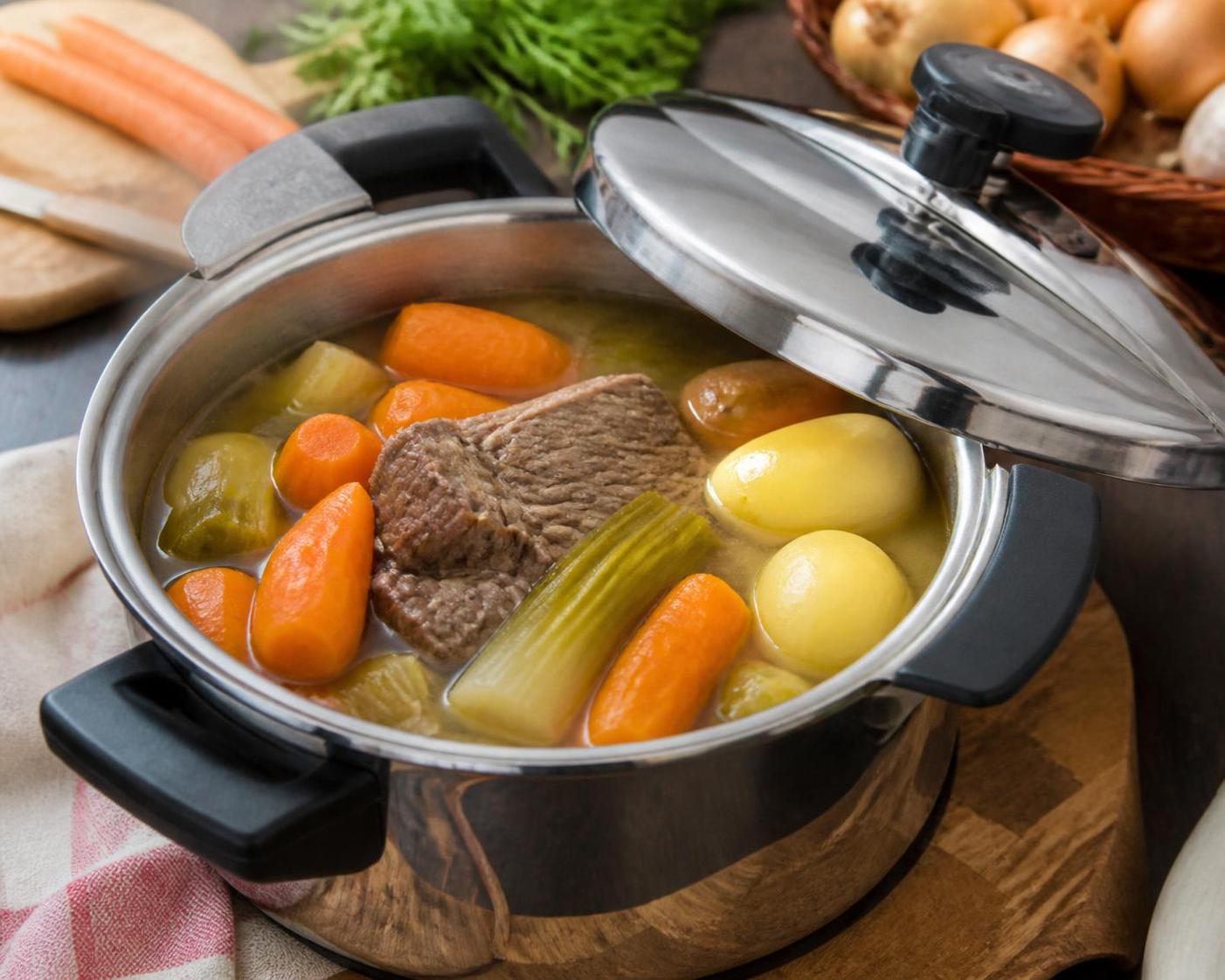 découvrez comment préparer un pot-au-feu express en cocotte-minute en 4 étapes simples pour obtenir une viande fondante et un goût savoureux, parfait pour un repas réconfortant.