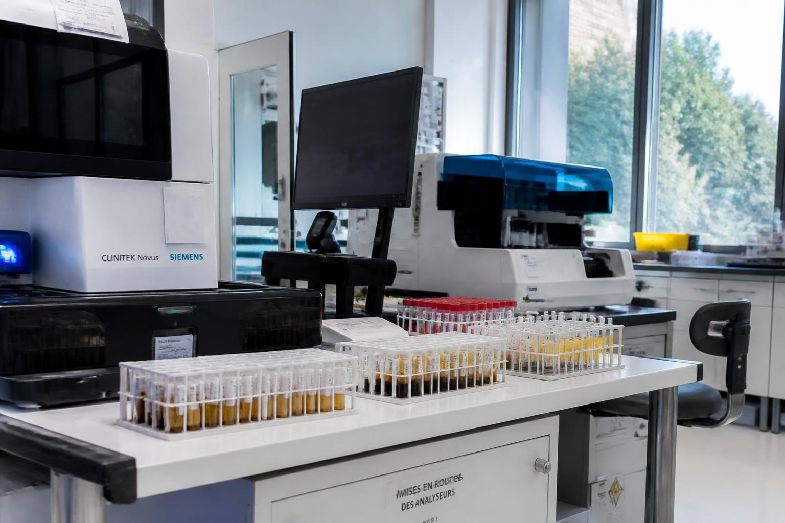 découvrez les causes médicales possibles d'une présence de 8000 globules rouges dans les urines, leurs implications et les examens recommandés pour un diagnostic précis.