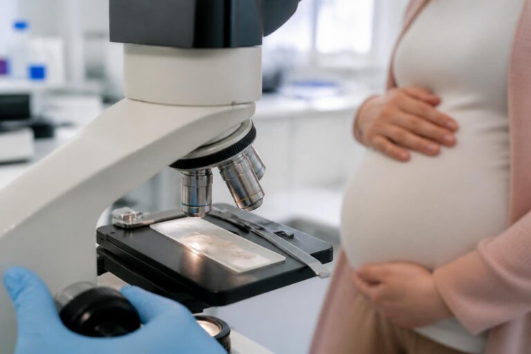 découvrez si la présence de cellules épithéliales dans l'urine pendant la grossesse est un signe d'alerte ou une préoccupation banale, avec des explications claires pour mieux comprendre cette situation.