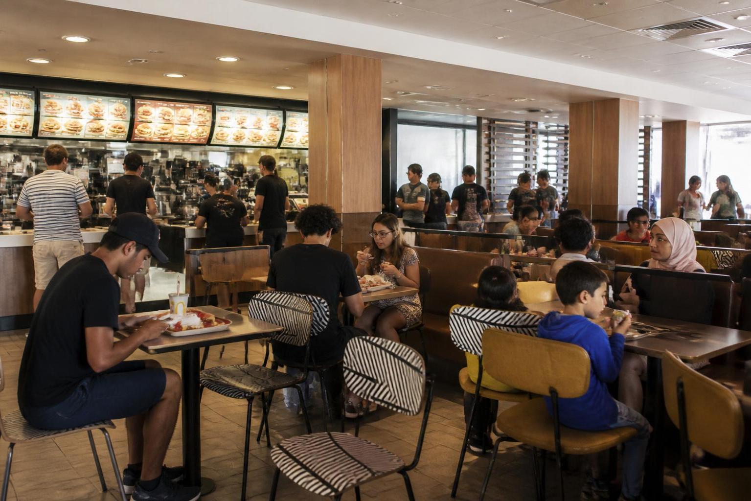 découvrez les tarifs mcdo 2026 en france avec un aperçu complet et détaillé par catégorie de menu pour planifier vos repas rapidement et économiquement.