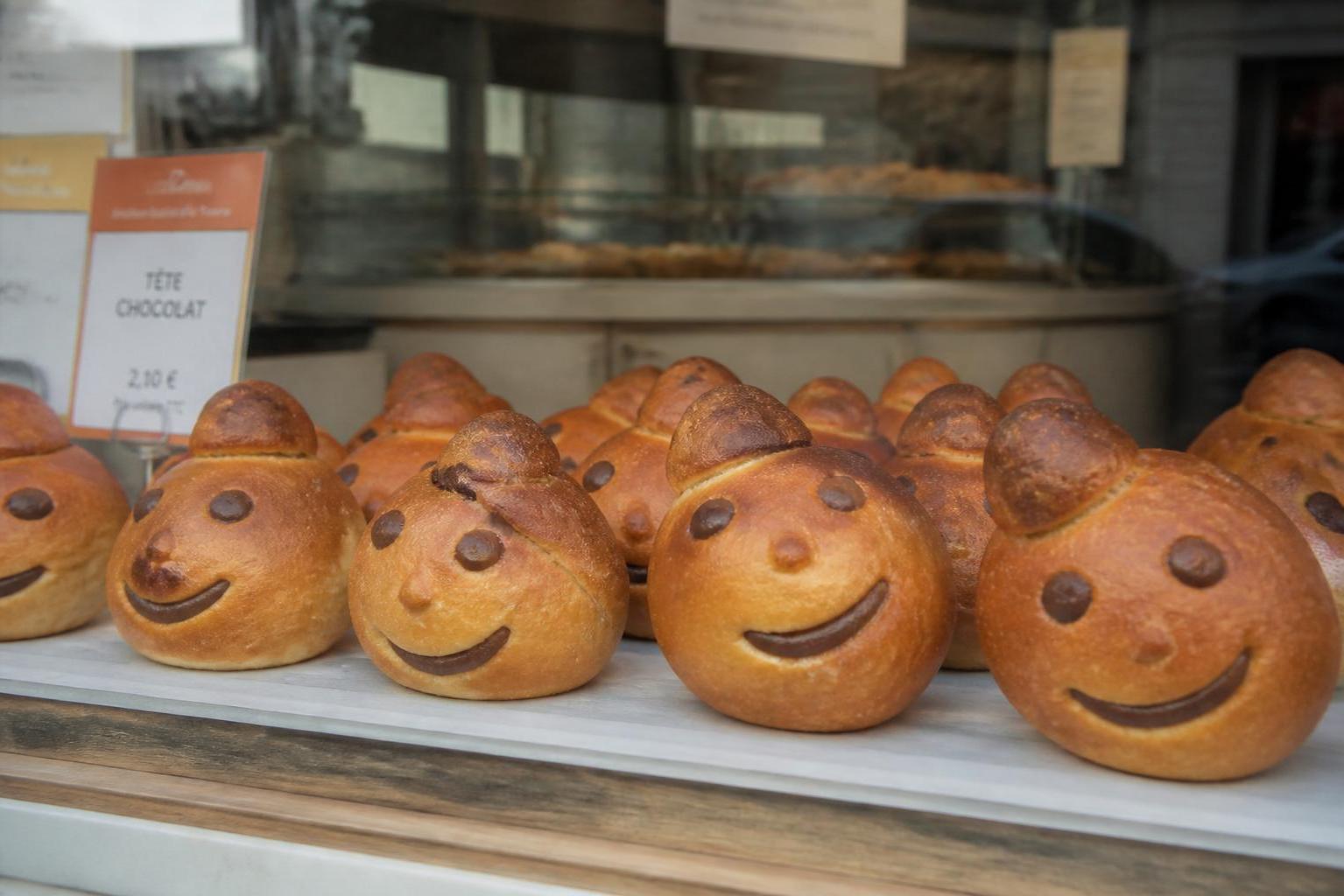 découvrez l'histoire de la pâtisserie 'tête de nègre', son origine, les débats autour de son appellation moderne et une recette pour réaliser ce dessert au passé controversé.