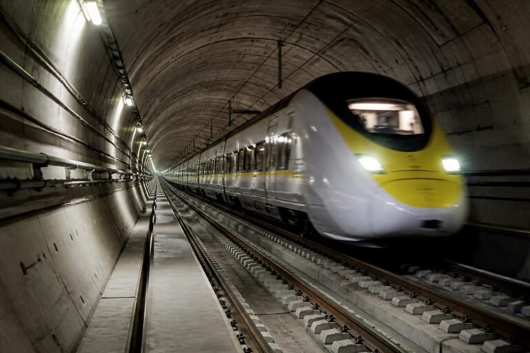découvrez le guide complet 2026 du tunnel sous la manche pour économiser sur vos billets. astuces, conseils et offres pour voyager malin entre la france et le royaume-uni.