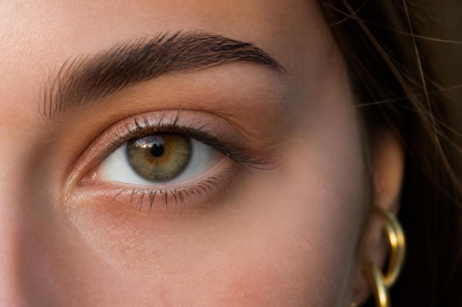 explorez l'origine fascinante des yeux hazel, leur mystère captivant et découvrez nos astuces maquillage pour mettre en valeur ce regard unique et enchanteur.