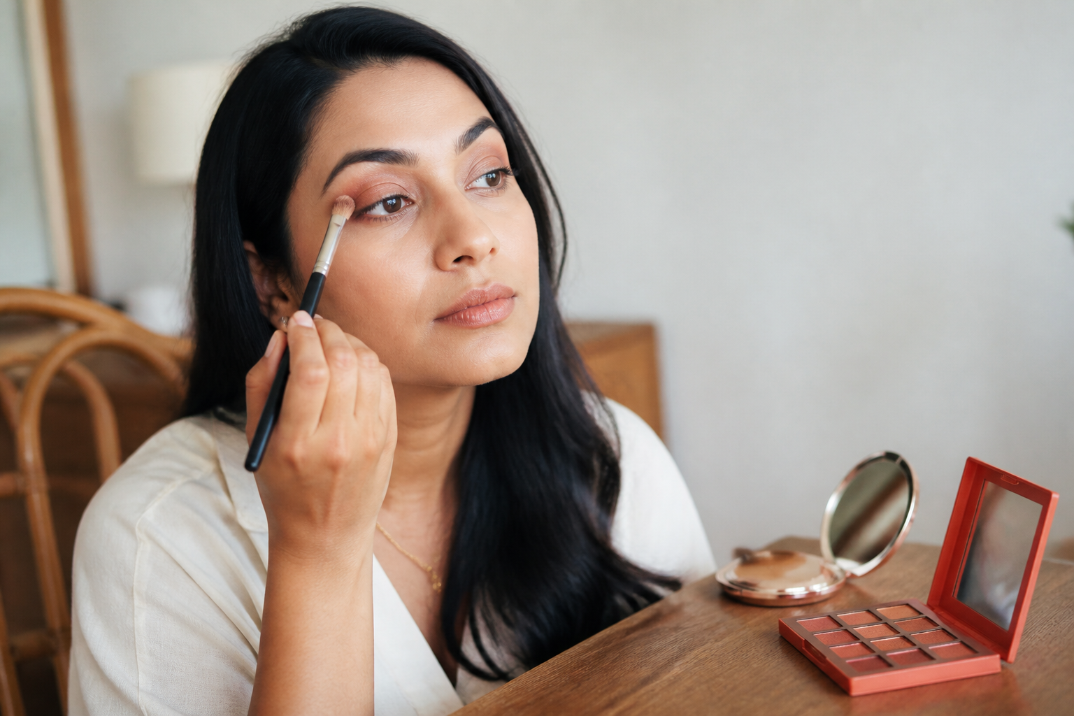 Maquillage des yeux marrons : couleurs, erreurs et astuces qui réveillent le regard